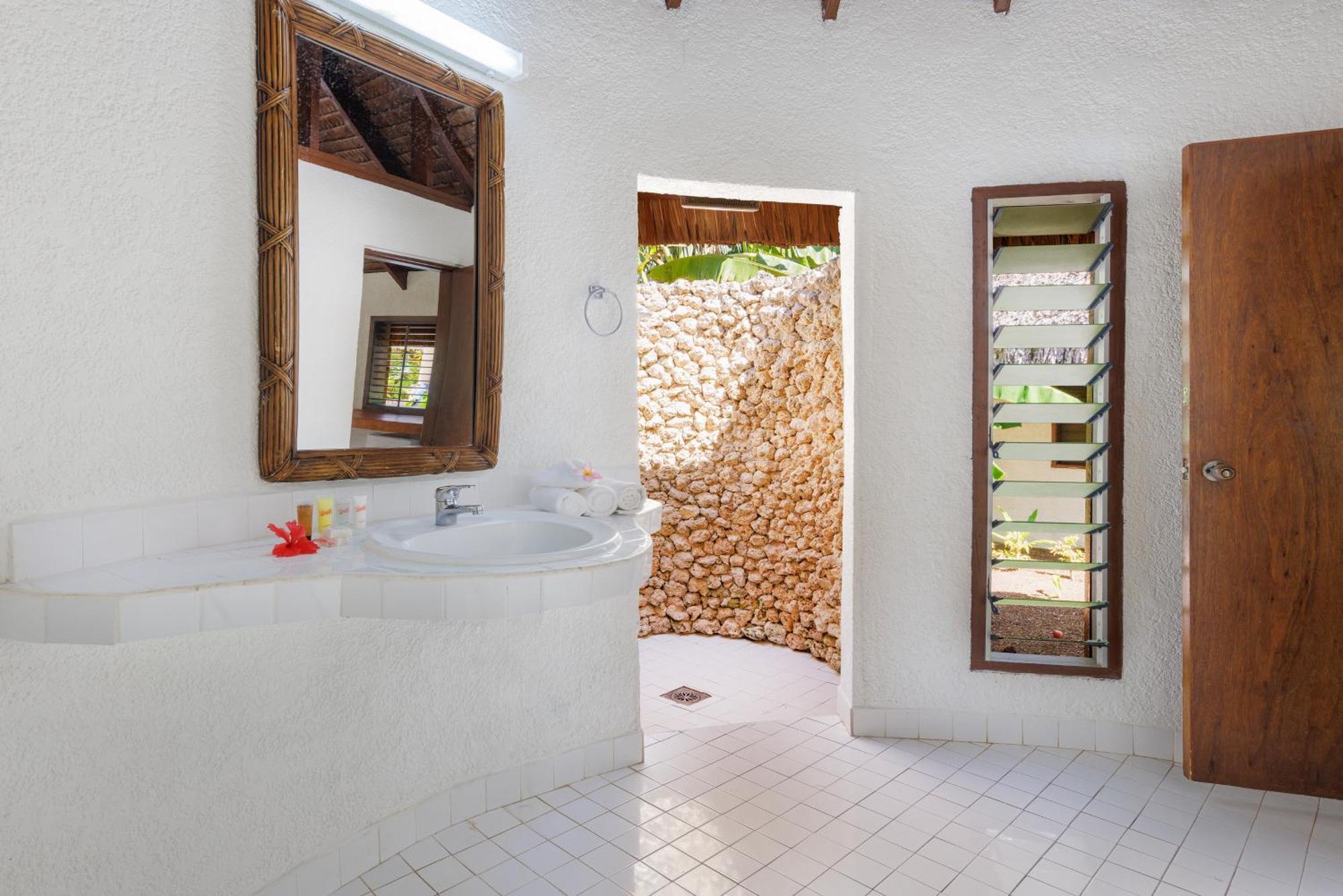 Breakas Beach Resort (Adults Only) Port Vila Bagian luar foto