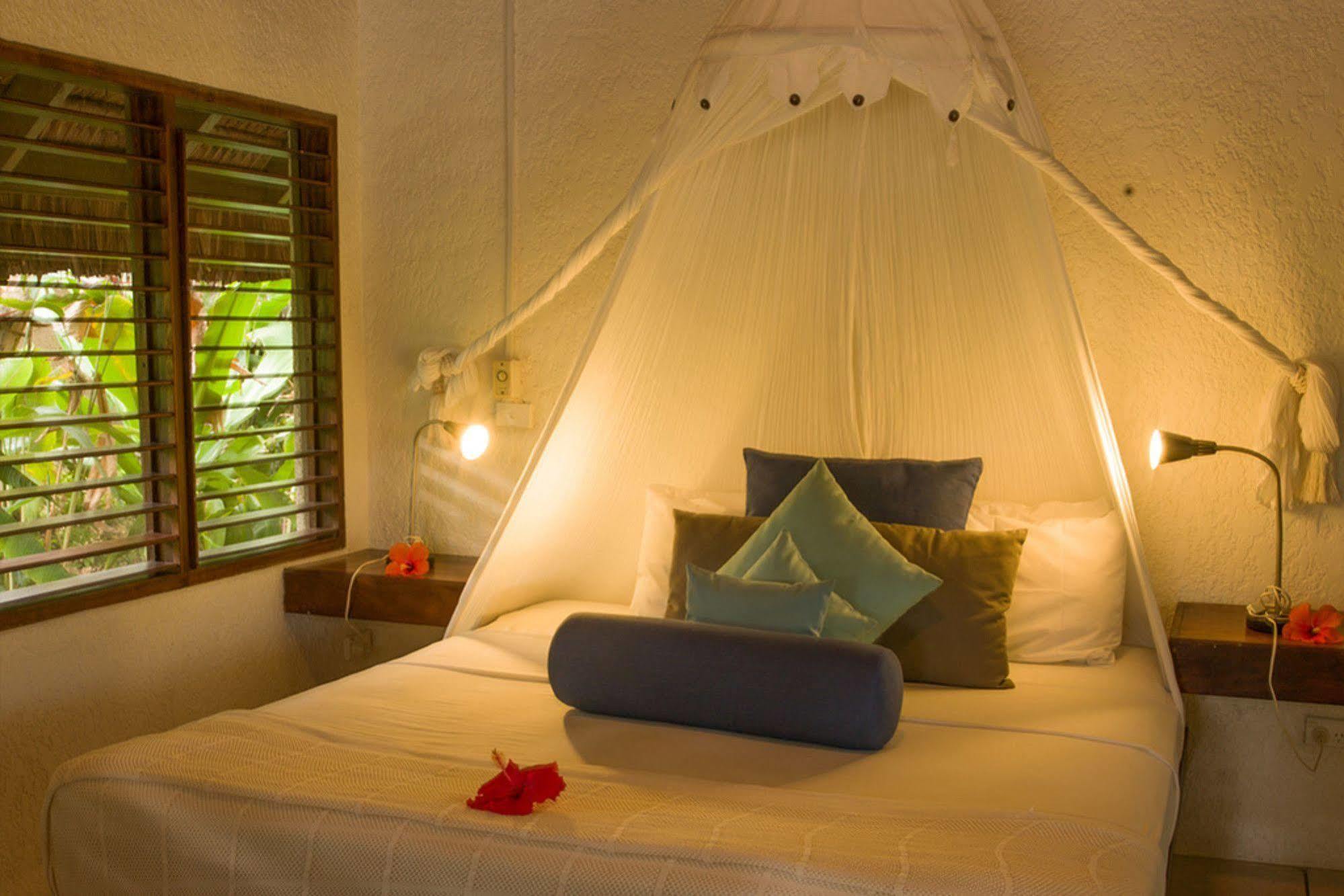 Breakas Beach Resort (Adults Only) Port Vila Bagian luar foto