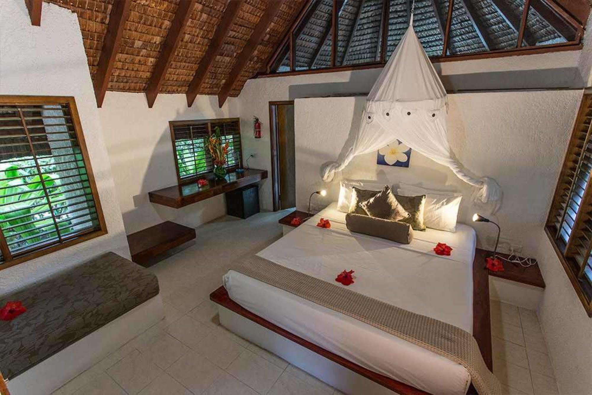 Breakas Beach Resort (Adults Only) Port Vila Bagian luar foto